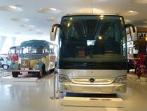 Mercedes Travego Bj. 2009 neben einem Mercedes O 2600 Bj. 1940, Mercedes-Benz Museum 30.05.2013