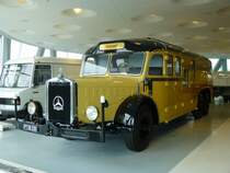 Oldtimer Mercedes O 10000, umgebaut als mobiles Postamt der �sterreichischen Post, Bj. 1938, Mercedes-Benz Museum Stuttgart 30.05.2013