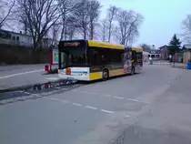 Solaris Urbino 12 steht als Linie 30 mit Ziel Gro Stresow ber Lauterbach an de Haltestelle Putbus, Bahnhof am 10.4.13 