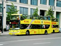 Volvo-Doppeldecker Sightseeing-Bus an der Haltestelle Mitte Spandauer Strae/Marienkirche.(15.6.2013) 