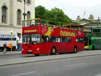 MAN-Doppeldecker Sightseeing-Bus an der Haltestelle Mitte Staatsoper.(15.6.2013) 