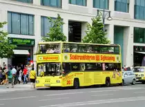 MAN-Doppeldecker Sightseeing-Bus an der Haltestelle Mitte Spandauer Strae/Marienkirche.(15.6.2013) 