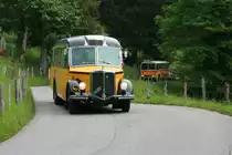 Ein FBW Alpenwagen IIIa wird gefolgt von einem Saurer D1KU auf dem Postautokurs im Kiental; 09.06.2013