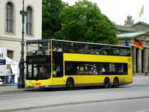 MAN Lion's City DD (Doppelstock) auf der Linie 200 nach S+U Bahnhof Zoologischer Garten an der Haltestelle Mitte Staatsoper.(15.6.2013) 