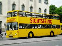  MAN-Doppeldecker Sightseeing-Bus an der Haltestelle Mitte Staatsoper.(15.6.2013) 