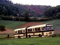 Luxemburg, Lamadelaine,  Henschel HS 160 USL-G Gelenkbus. Dieser Bus bringt auf schmalen Wegen die Fahrgste der Museumsbahn Fond-de-Gras zum ehemaligen Terminus  Fuussbsch . Scan eines Dias aus dem Jahr 1976.
