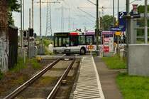 Der NEW Mbus Wagen 0102 quert hier gerade die Kbs 485 in Richtung Buchholz, der MAN ist auf der Linie 016 im Einsatz.