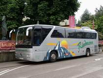 MERCEDES-Tourismo von Riedmann-Reisen wartet vor einem Hotel in Ried auf die  Reisegruppe; 130601