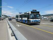 VBZ Nr. 131 am 7.6.2013 auf der Hardbrcke. Zwischen der Rosengartenstr. und dem Albisriederplatz berschneiden sich die Linien 33 + 72. Ende 2013 tauschen diese beiden Linien ihre Endziele ab dem Albisriederplatz.