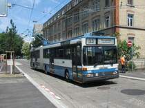 VBZ Nr. 106 am 7.6.2013 kurz nach der Haltestelle Waffenplatzstrasse. Oben rechts erkennt man auch hier eine vorzeitige Wendemglichkeit. Auf der lngsten Trolleybuslinie 33 hat man noch die besten Chancen einen MB Hochflurbus abzulichten.