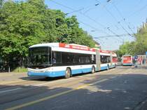 VBZ Nr. 71 am 7.6.2013 bei der Haltestelle Neumarkt. In der Bildmitte erkennt man die Wendemglichkeit zurck zum Central.