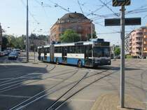 VBZ Nr. 129 quert am 7.6.2013 die Tramschienen auf dem Schaffhauserplatz.