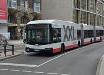XXL langer Hybrid Testbus von Hess,  ein 4 Achser Doppelgelenkbus mit einer Lnge von 25 Metern. Auf Hamburg´s Straen als Linienbus im Einsatz. Gesehen am 08.05.2013.