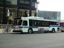 Vorne Orion 7 und da hinter noch leicht zu sehen ein GMC-RTS (Rapid Transit Series)an der South Ferry Station in New York City
