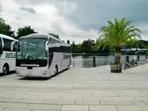 MAN Lion's Coach abgestellt am Ufer der Havel an der Anlegestelle Potsdam Lange Br�cke.(30.6.2013)