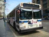 Ein New Flyer Industries D60HF an der City Hall am 08.04.08