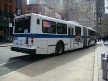Ein New Flyer Industries D60HF an der City Hall am 08.04.08