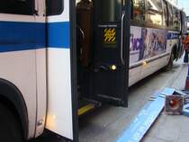 Die T�r sowie das innere der T�r. Hier ein GMC-RTS (Rapid Transit Series). Aufgenommen am 08.04.08