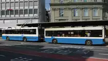 Swisstrolley Bus mit Anh�nger vor dem Bahnhof Luzern am 18.06.2013