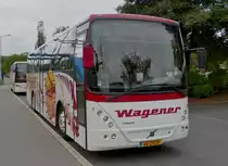 (WV 2025) VOLVO B12B, mit einer VDL Jonckheere-Karosserie, des Busunternehmens Wagener aus Mertzig, aufgenommen am Bahnhof in Ettelbr�ck am 05.07.2013.