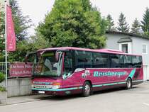 SETRA S 415UL von Reisberger-Reisen wartet vorm Hotel Kaiserhof, in welchem sich die Fahrg�ste gerade am Fr�hst�cksbuffet st�rken; 130706