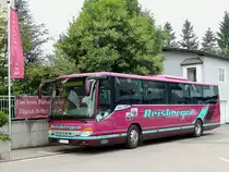 SETRA S 415UL von Reisberger-Reisen wartet vorm Hotel Kaiserhof, in welchem sich die Fahrg�ste gerade am Fr�hst�cksbuffet st�rken; 130706