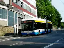  Hess Trolleybus BGT-N2C auf der Linie 683 nach Solingen Kr�henh�he an der Haltestelle Solingen Graf-Wilhem-Platz.(23.7.2013) 