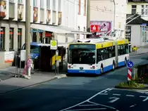 Van Hool AG 300 T auf der Linie 682 nach Solingen H�hscheid Brockenberg an der Haltestelle Solingen Central.(23.7.2013) 