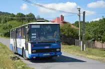 Karosa C 734.1340-Reisebus (SAD Zvolen AG, Zweigstelle �arnovica, ZC-435AJ, Bj. 1992) w�hrend Betriebspause auf Endhaltestelle �tiavnick� Bane,Horn� Roveň (Siegelsberg). Um 14:55 Bus f�hrt als Stadtlinie 602405 Kurs 23 nach Bansk� �tiavnica (BS)/Schemnitz Rathaus/Altstadt – Siedlung Drieňov� – Zentralbushaltestelle; 22.07.2013