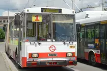 �koda 15Tr-Wagen 1518, Bj. 1990, einer der letzten in O-Bus-Betrieb in Bansk� Bystrica/Neusohl (erste Lieferung 27 Gelenkwagen, bis heute nur 4 in Dienst), hier auf Endhaltestelle Bahnhof; 28.06.2013