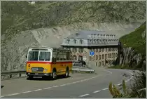 Ein Postauto-Oldie beim Rohnegletscher. 5. Aug. 2013