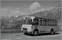 Ein Postauto-Oldie beim Rohnegletscher. 5. Aug. 2013