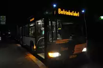 Heute hat es P-AV 974 geschafft. Nur noch zum Betriebshof nach Potsdam fahren und Feierabend. Hier in Gro� Glienicke Birkenweg am 09.08.2013 um 23:45.