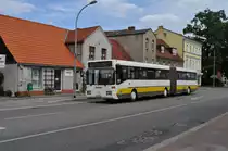 TF-VG 90 auf der Linie 621 nach Ludwigsfelde Bahnhof. Aufgenommen am 09.08.2013 Teltow Jahnstra�e.