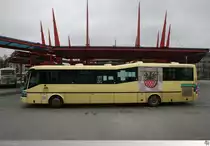 Ein SOR BN 12 von  Autobusy Karlovy Vary  steht am Busbahnhof vor dem Bahnhof Cheb (Eger) am 1. Mai 2013.