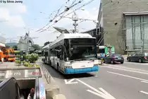 vbl Nr. 209 (Hess Swisstrolley 3 BGT-N2C) am 11.7.2013 beim Bhf. Luzern, unterwegs mit der Notfahrt infolge einer Fahrleitungsst�rung, die im Hintergrund durch den vbl-eigenen Turmwagen repariert wird.