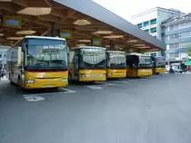 CarPostal R�gion Valais, 1951 Sion: Drei Iveco Irisbus Crossway, ein Setra S 213 UL und ein Van Hool T915 Atlino, am 15. Juli 2013 bei der Postautostation 1950 Sion

