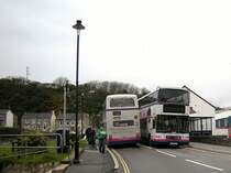 Zwei Doppelstockbusse der �berlandlinie Penzance - Helston begegnen sich in Porthleven. 
21. April 2008