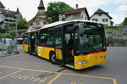 Postauto Citaro I auf der Linie 64 bei der Schiffstation in Spiez, 21.07.2016.