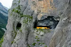 Ein Volvo 8700 Postauto auf dem Kurs 12.332 Deborence - Aven - Sion in der Tunnelstrcke an der Steilkannte über dem Val di Lizerne; 24.07.2016