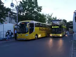 Postbus Omniexpress Berlin August 2016 neben einem (gelben) Stockbus der BVB.