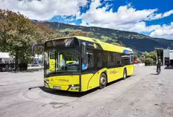 Ein New SOLARIS Urbino 10,5 von POSTBUS, hält am 10.5.2017 in der Haltestelle Lienz Bahnhof.