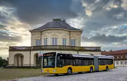 Einzigartig in Deutschland ist die Durchfahrt des Schlosses Solitude in Stuttgart.
