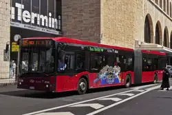 Solaris Urbino Hybrid, von Roma Atac, fährt am Bahnhof Roma Termini auf den Busbahnhof zu.