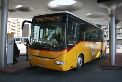 Der neueste PostAuto-Fahrzeugtyp stammt von IrisBus: PU Autotour, Visp, VS 28'176 (Irisbus Crossway, 2009), an seinem zweiten Einsatztag, dem 25.7.2009, am Bahnhof Visp.