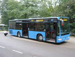 Einstiegsseite des neuen Midibusses 0951 der WSW; der Fahrer begutachtet einer der bereits zwei Beulen an dem Fahrzeug (ja nun, es kann schon mal eng werden, wenn ein 3 m breiter Bus durch eine 3,10 m