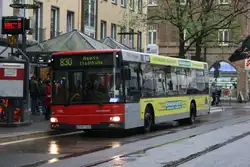 Wagen 7330 (D XN 7330) mit der Linie 830 zur Stadthalle Neuss.