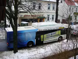 bus der wvb werniger�der-verkehr-betriebe  schwer ein zuordnen was das f�r eine busmarke  es handelt zuf�llig aufgenommen  zwecks zwangs halt  es k�nnte sich un ein m.a.n handeln??  durch die reklame
