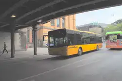 Ein Volwo Bus, f�hrt am 30.06.2010 in die Bahnhofsunterf�hrung am Hauptbahnhof ein.