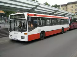 Hier ist ein Mercedes Bus in Saarbr�cken am Hauptbahnhof zu sehen.